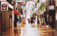 照片;商店街里也被水淹没了。